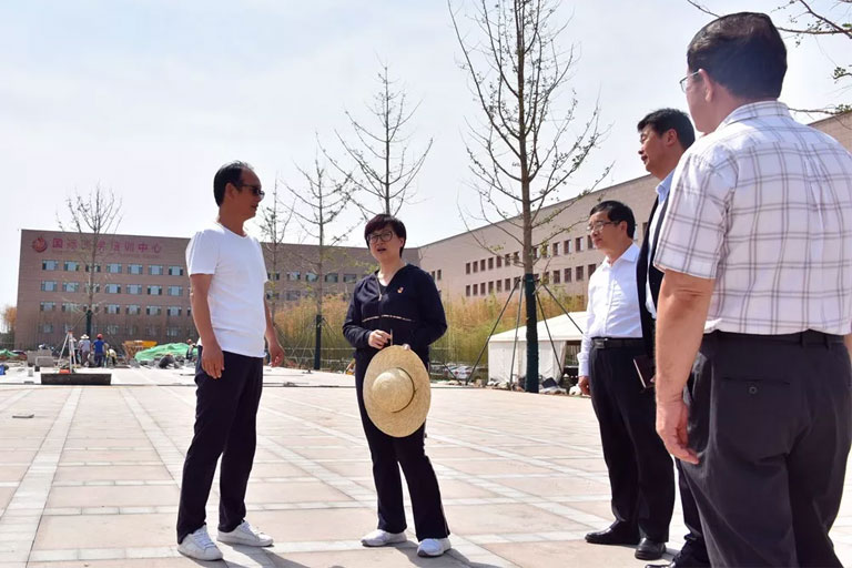高新區(qū)管委會(huì)副主任王海若率隊(duì)到西安國(guó)際醫(yī)學(xué)中心召開(kāi)現(xiàn)場(chǎng)協(xié)調(diào)會(huì)
