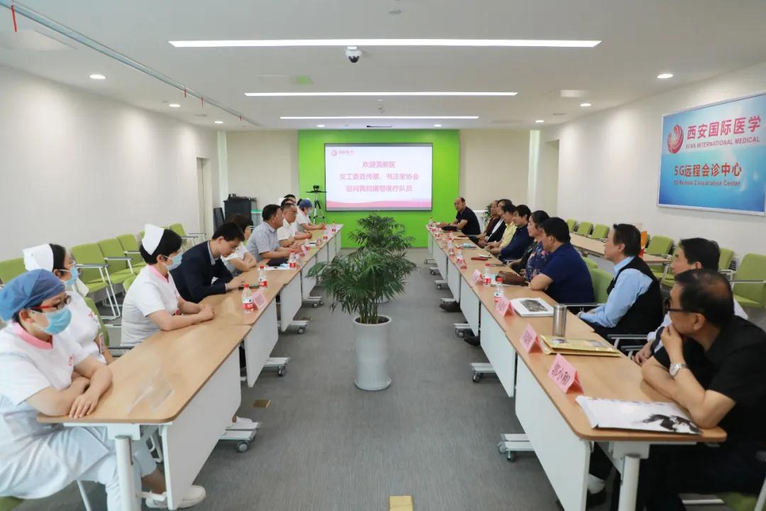 書(shū)法送祝福 筆墨贊英雄——西安高新區(qū)黨工委宣傳部、書(shū)法家協(xié)會(huì)一行致敬最美逆行者
