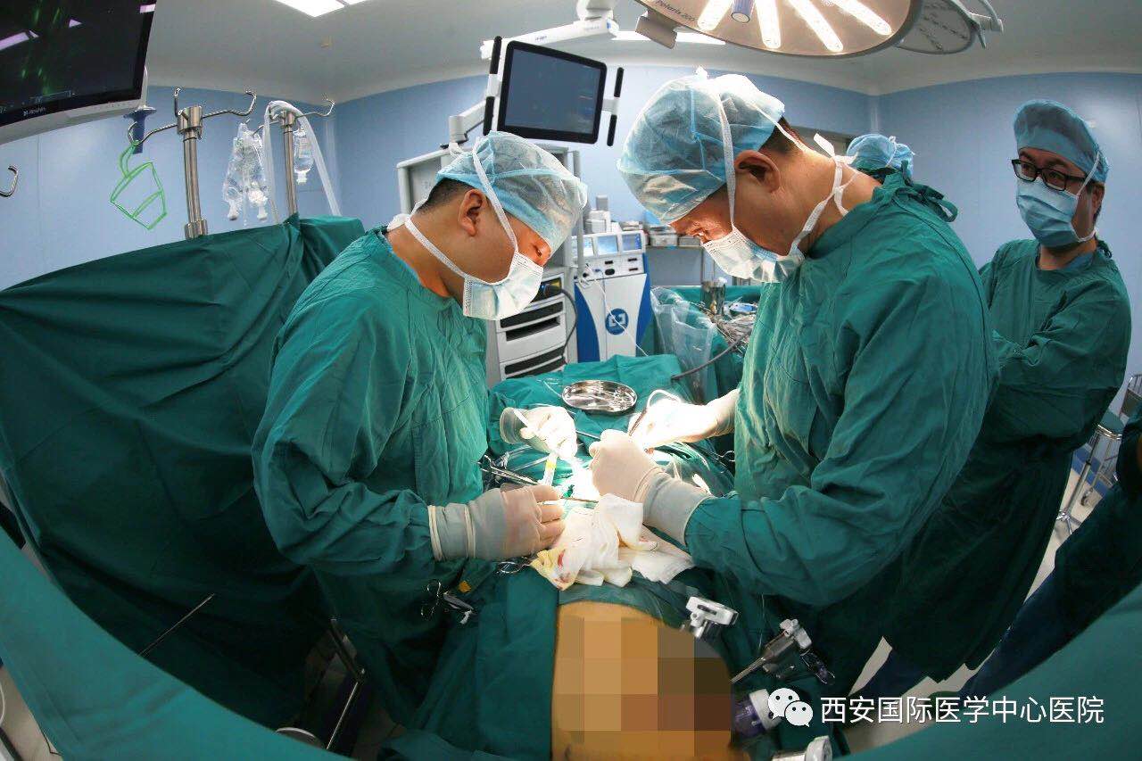 重磅！我院成功完成西北首例四代達芬奇機器人輔助房間隔缺損修補術(shù)
