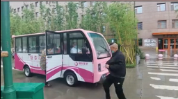 暖心！醫(yī)院下雨天安排擺渡車