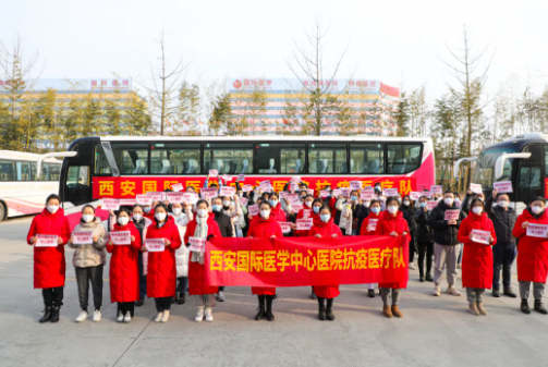 又有 300 余名醫(yī)護(hù)人員逆行出征，奔赴核酸采樣點(diǎn)