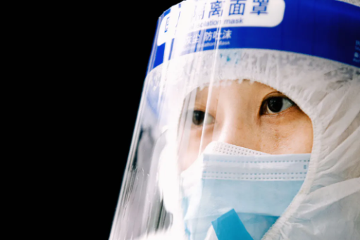 你穿防護(hù)服的樣子，真好看！