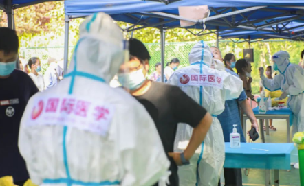 泡白的雙手，濕透的衣服，高溫天氣下的這些“大白”讓人心疼