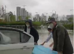 大雨天突遇車禍，從安保到醫(yī)護人員接力營救