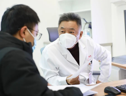 他們?nèi)找箞?jiān)守，為患者照亮就診之路