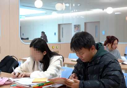 治療、學(xué)習(xí)兩不誤！病房里開啟了“小課堂”