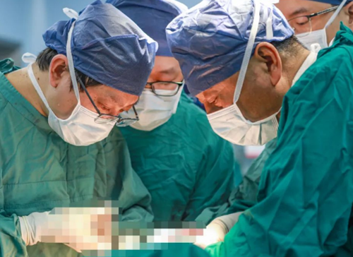 挑戰(zhàn)胸外領(lǐng)域“珠峰”！他為71歲老人摘除胸內(nèi)巨大罕見腫瘤