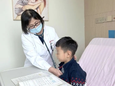 支原體肺炎來了！住院扎堆，學習桌搬到病房，孩子邊寫作業(yè)邊打點滴