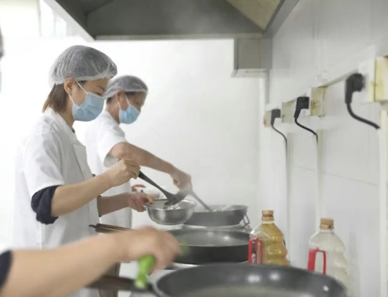 灶火燃起時，醫(yī)院飄出“家的味道”