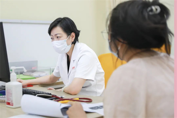 生長(zhǎng)發(fā)育、視力矯治、泌尿外科……暑假未到，兒科門診已排起長(zhǎng)隊(duì)