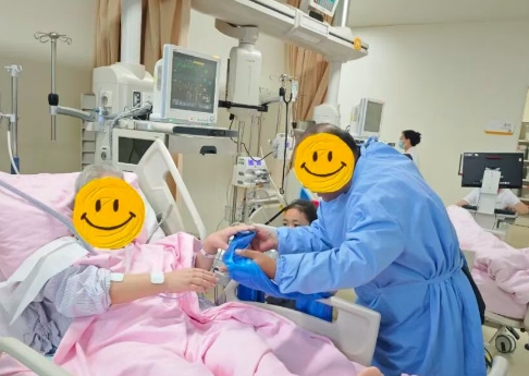 重癥病房里的“爺孫情”：沒(méi)有血緣，卻有生命之交