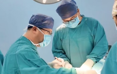 1/4顱骨被切，頭皮只剩1/3厚！76歲老人重塑“天靈蓋”…